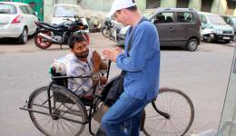 06. Juni - Doppelte Wiedersehensfreude – der behinderte Mann, den Guido am Vortag in Karol Bagh getroffen hat, begrüßt uns am Morgen freudestrahlend vor unserem Hotel.