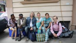 23.11. Nach einem kurzen Frühstück begrüßen wir unsere indischen Kontaktpersonen Venu und seine Tochter Gita und besprechen die Projekte, die wir in den kommenden Wochen durchführen möchten. Venu und Gita werden uns dabei helfen. 23.11. Nach einem kurzen Frühstück begrüßen wir unsere indischen Kontaktpersonen Venu und seine Tochter Gita und besprechen die Projekte, die wir in den kommenden Wochen durchführen möchten. Venu und Gita werden uns dabei helfen.