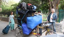 Wir beschließen, in ein billigeres Hotel zu wechseln, welches wir mithilfe unserer Freunde schließlich finden. Wie ihr seht, ist die Transportkapazität einer indischen Fahrradriksha quasi unerschöpflich ;-) Wir beschließen, in ein billigeres Hotel zu wechseln, welches wir mithilfe unserer Freunde schließlich finden. Wie ihr seht, ist die Transportkapazität einer indischen Fahrradriksha quasi unerschöpflich ;-)