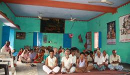 24.11. Die erste Leprakolonie: "Haryana Kusht Ashram"  befindet sich auf dem Weg direkt neben der Autobahn. Wir werden bereits von den 63 Erwachsenen erwartet, während sich die Kinder großteils noch in der Schule befinden.