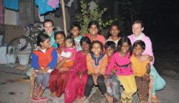 Nach bereits angebrochener Dunkelheit kehren wir in den spärlich beleuchteten Ashram zurück. Die Freude ist groß, so dass die Kinder sogar für uns singen und tanzen. Auf dem Foto seht ihr links Anna und rechts Caye.