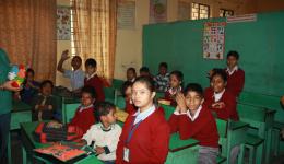 26.11. - In einer Behindertenschule. Der Schulleiter empfängt uns sehr herzlich und stellt uns einer Klasse von bunt zusammengewürfelten Kindern in Schuluniformen zwischen 4 bis 12 Jahren vor. 26.11. - In einer Behindertenschule. Der Schulleiter empfängt uns sehr herzlich und stellt uns einer Klasse von bunt zusammengewürfelten Kindern in Schuluniformen zwischen 4 bis 12 Jahren vor.