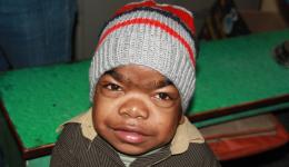 Ein kleiner Junge aus der Schule. - Wir verabschieden uns von den dankbaren und fröhlichen Kindern und machen uns gemeinsam mit Gita und Venu auf den Weg zum nächsten Projekt, zur Leprakolonie Kasturba Gram Kusth im Osten Delhis. Ein kleiner Junge aus der Schule. - Wir verabschieden uns von den dankbaren und fröhlichen Kindern und machen uns gemeinsam mit Gita und Venu auf den Weg zum nächsten Projekt, zur Leprakolonie Kasturba Gram Kusth im Osten Delhis.