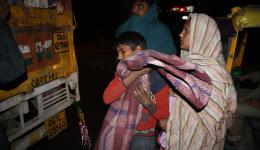 Hastig greifen die Menschen nach den warmen Schätzen. Hastig greifen die Menschen nach den warmen Schätzen.