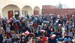 Große Freude über die Kleidungsstücke vor dem kalten Winter. Große Freude über die Kleidungsstücke vor dem kalten Winter.