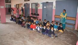 Brav warten die Kleinen in der Reihe, bis die Austeilung beginnt. Brav warten die Kleinen in der Reihe, bis die Austeilung beginnt.