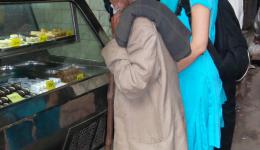 25.11. Ein wenig später als üblich kriechen wir aus den Betten. Wir wollen den Tag heute etwas langsamer angehen lassen, um uns zu erholen. Am Main Basar begegnen wir einem alten, ausgemergelten Mann, der uns mit aufgehaltenen Händen um eine Gabe bittet. 25.11. Ein wenig später als üblich kriechen wir aus den Betten. Wir wollen den Tag heute etwas langsamer angehen lassen, um uns zu erholen. Am Main Basar begegnen wir einem alten, ausgemergelten Mann, der uns mit aufgehaltenen Händen um eine Gabe bittet.