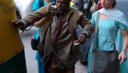 Plötzlich sehen wir einen völlig erschöpften, wahrscheinlich seit einigen Monaten nicht geduschten, sehr übel riechenden, verwahrlosten Mann, am Boden liegend, sich Zentimeter um Zentimeter vorwärts bewegen. An seinen Füßen sind Plastiktüten festgebunden Plötzlich sehen wir einen völlig erschöpften, wahrscheinlich seit einigen Monaten nicht geduschten, sehr übel riechenden, verwahrlosten Mann, am Boden liegend, sich Zentimeter um Zentimeter vorwärts bewegen. An seinen Füßen sind Plastiktüten festgebunden