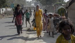 Auf eine spontane Anfrage hin suchen Alexandra und Prehm die Hütte einer Witwe mit ihren sechs kleinen Kindern auf.