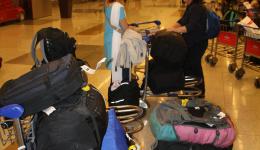 06. November - am Gepäckband in Delhi, die ersten Taschen sind angekommen, voll mit unseren Mützen für die kalte Zeit ab Dezember