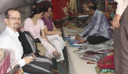 07.11. - Besorgungen in Delhi bevor es morgen weiter nach Orissa geht. Hier im Kleidergeschäft bei der Stoffauswahl.