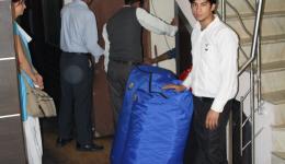08.11. - Abreise aus Delhi am Nachmittag. Im Hotel dürfen wir fünf Taschen mit Mützen lagern. Diese werden wir später im winterkalten Norden austeilen. Mit reduziertem Gepäck reisen wir mit dem Zug weiter.