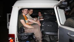09.11. - Angekommen. Nach 24,5 h sind wir in Bhubaneshwar. Vor dem Bahnhof mieten wir ein 7-sitzer Taxi, das Gepäck kommt auf den Gepäckträger und in den Kofferraum. Wir suchen ein Hotel...
