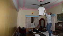 Christian, unser IT-Techniker ist handwerklich kreativ, als er feststellt, dass die Wäsche in Indien nicht in einer Nacht trocken wird.