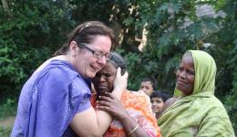 Eine blinde Frau bedankt sich für die Unterstützung des Dorfes und nimmt auf ihre Weise Kontakt auf.