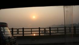 Bei Sonnenaufgang überqueren wir den Ganges. Die Inder nennen ihn liebevoll "Mother Ganga" (= Mutter Ganges).