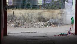 15.11. - Täglich glimmen die Abfallberge in den Straßen von Muzaffarpur (indische Müllverbrennung vor unserem Hotel).