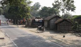 Die Leprakolonie Chakia liegt links und rechts von einer öffentlichen Straße.