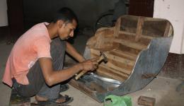 Am späten Nachmittag besuchen wir den Riksha-Hersteller "Jyoti Rick Works" in Muzaffarpur. Wir geben Rikshas für vier junge Männer der Chakia-Kolonie in Auftrag, damit jene für den Unterhalt der Kolonie abseits des Bettelns beitragen können.