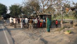 Da wir, wie so oft, eine größere Menge bei dem Händler kaufen, bildet sich wieder eine Menschentraube um uns herum.