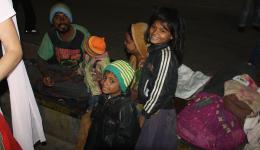 19.11. - Wir fahren mit dem Zug von Muzaffarpur nach Rourkela. Auf dem Weg zum Abendessen schenken wir einer Familie, die auf der Straße wohnt, noch Mützen.