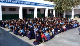 Die Mädchen der Grundschule stammen größtenteils aus der nahegelegenen Leprakolonie in Alt-Delhi. Trotzdem das Schulmaterial und Uniformen von der Schule zur Verfügung gestellt werden, fehlt es an warmer Kleidung für die kalten Monate Dezember und Januar.