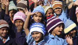 Völlig aus dem Häuschen winken die Kinder freudig in die Kamera.