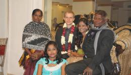 Gruppenfoto - links und rechts die Eltern von Geeta