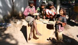 Die Rasselbande ist hocherfreut sie wiederzusehen und es ist eine Freude zuzusehen, wie die Kinder das Essen „reinschaufeln“ – offensichtlich haben sie die letzten Tage nicht sehr viel gegessen.