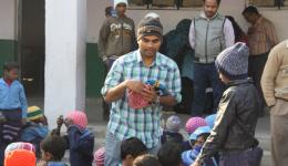 04.12. - Verteilung von Mützen an die Jungs in einer Schule im Osten Delhis. Sunil, ein Freund der Familie von Venu, ist ebenfalls voll in Aktion...