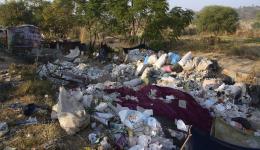 Für ein paar Rupien täglich sammeln und trennen viele Menschen und sogar kleine Kinder in Indien Müll. Auch die Hütte ist nebenan gleich aufgeschlagen...