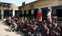 Eine kleine Schule mit etwa 250 Kindern wird besucht...