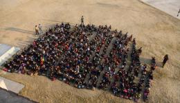 Die nächste Schule, die etwas größer ist, können wir vom Dach aus fotografieren.Brav und neugierig warten die Kinder bis die Verteilung beginnt. In Schulen unterhalb der Armutsgrenze spenden entweder die Regierung oder wohlhabende Leute die Schulkleidung.