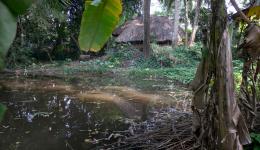 Das abziehende Wasser der Flut hat die Hütten nun wieder freigegeben.