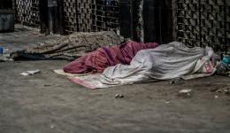 Eindrücke vom Bahnhof in Gaya. Wie typisch auf Indiens Bahnhöfen: alle Reisenden warten geduldig auf ihren Anschlusszug, manchmal auch eine ganze Nacht.