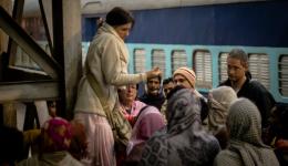 14.11. - Im Morgengrauen nach unserer Ankunft auf dem Bahnhof von Patna, Bihar. Alexandra versucht das ausbrechende Chaos bei der Mützenverteilung in Schach zu halten.