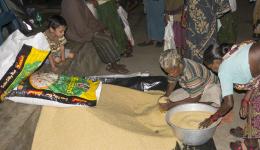 Direkt im Anschluss an den Besuch werden Reis und Linsen unter den Bewohnern aufgeteilt.