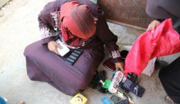 Von Zeit zu Zeit ruft Raeda mit Spiel-Handys ihre Familie an, die nicht mehr lebt. Sie ist psychisch erkrankt, nachdem sie mitansehen musste, wie ihre vier Kinder und ihr Ehemann getötet worden sind.
