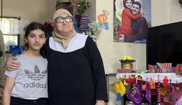 Die Oma kümmert sich um ihr Enkelkind. Gemeinsam finanzieren sie ihr Leben mit kleinen Handarbeiten die sie auf dem Markt verkaufen.