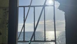 Der schöne Ausblick auf das Meer täuscht darüber hinweg das die Wände innen von Schimmel durchzogen sind.