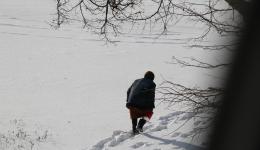 Immer wieder sehen wir Menschen durch den Schnee laufen. Hier werden zum Teil noch weite Strecken zu Fuß zurückgelegt.