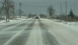 Die Straßen sind gut geräumt. Immer wieder gibt es jedoch Bereiche, in denen der starke Wind den Schnee wieder auf die Straße trägt.