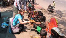 Zurück in Delhi. Vor der Heimreise wird noch einmal die Suppenküche aktiviert. Eine kostenfreie Mahlzeit und etwas zu trinken für Menschen die auf der Straße leben...