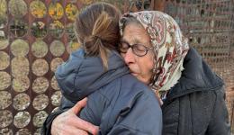 Sie lebt allein. Wir gaben ihr ein Essen Paket und 600 Leis.