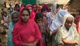Frauen, die anstehen, um ein bangalesisches Kleid zu erhalten.