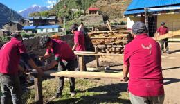 Alles wird in Handarbeit mit Säge und Hobel vorbereitet.