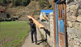 Das Baumaterial wird gebracht.