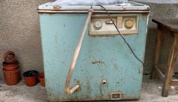 Ca. 40 Jahre alte russische Waschmaschine.