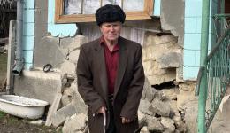 Auch in Moldawien finden kleine Erdbeben oder Erschütterungen statt. Der Mann hat keine Möglichkeit, sein Haus zu reparieren.