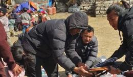 Nach knapp vier Tagen sind unser Freund Mingmar und seine beiden Helfer auf über 3000 m.ü.M. in den Bergen des TSUM Tales in der Region Manaslu, nordwestlich der nepalesischen Stadt Kathmandu angekommen.